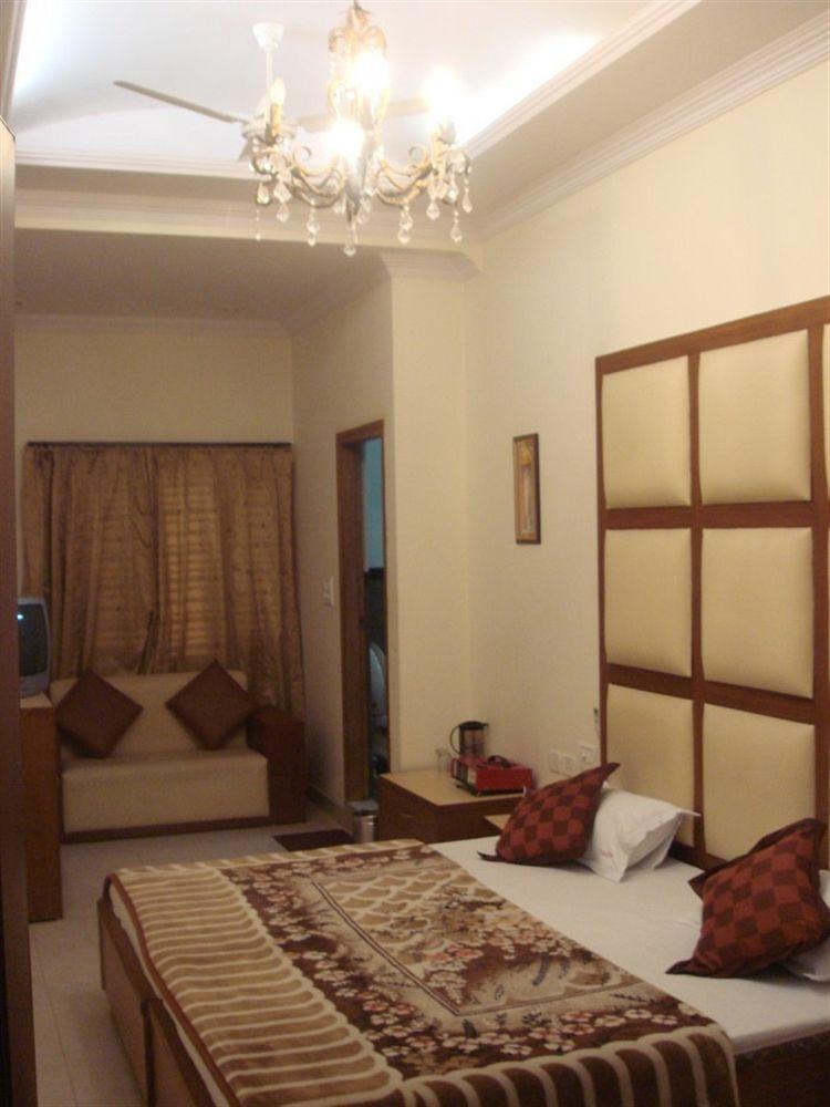 Vivek Hotel Új-Delhi Kültér fotó