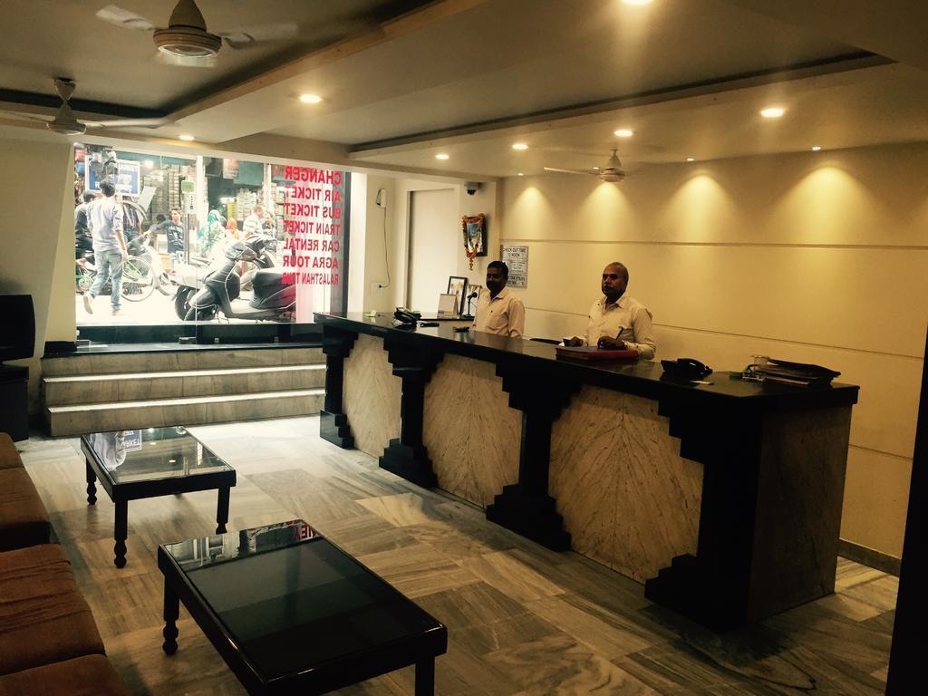Vivek Hotel Új-Delhi Kültér fotó