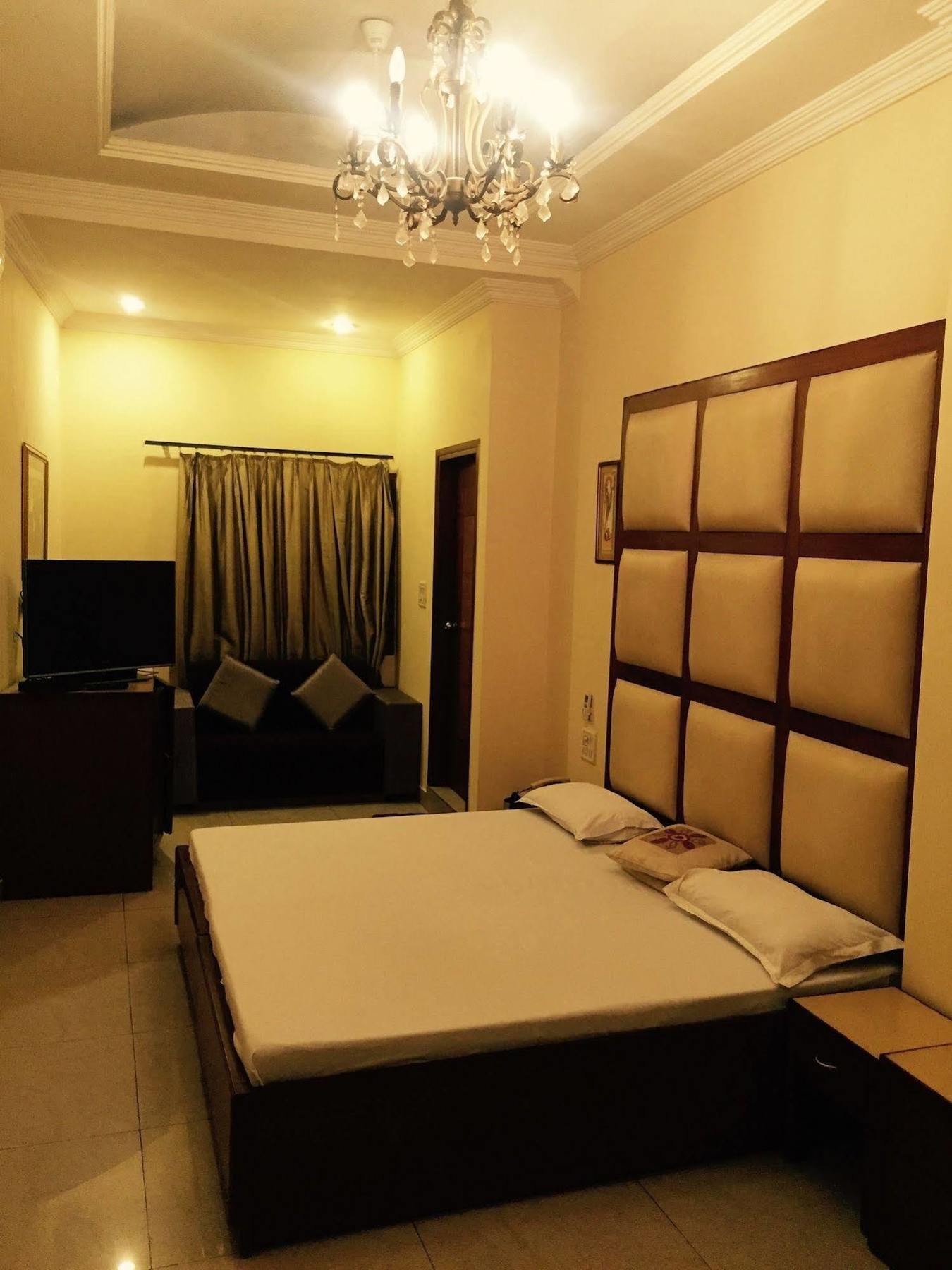 Vivek Hotel Új-Delhi Kültér fotó